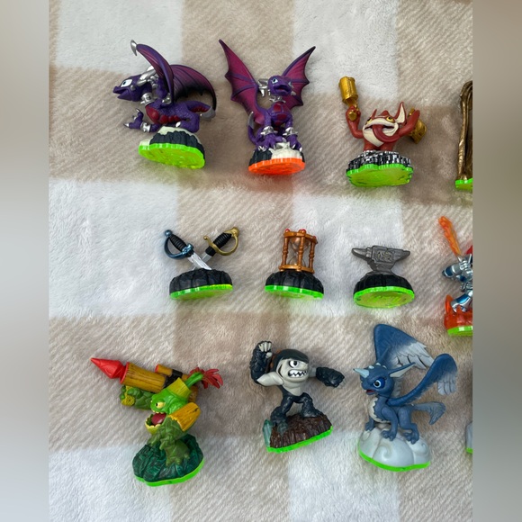 Syklander Lot of 15 Figures Skylanders Used Fast Shipping Activision 2011 - Picture 3 of 7